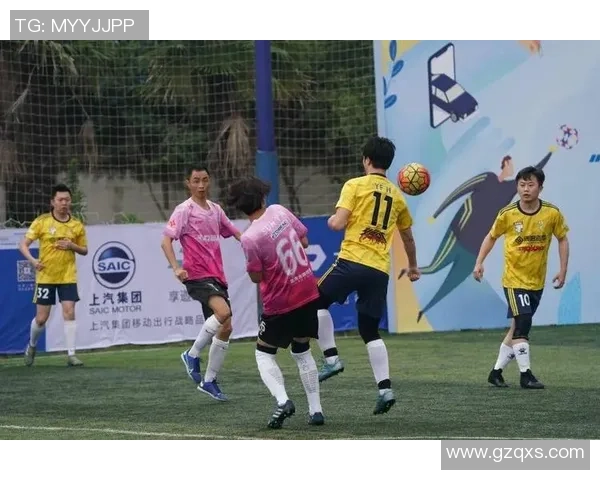 海边沙滩上激情四溢的足球赛让我们感受夏日的热情与快乐